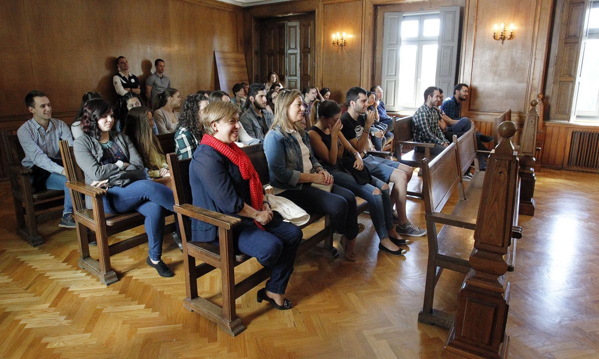 Alumnos del IES Luis Seoane en la sala de vistas de la Sección Segunda de la Audiencia de Pontevedra