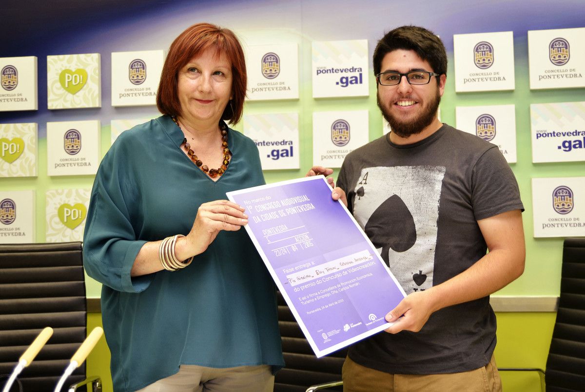 Carlota Román entregando el premio del concurso del congreso audiovisual "Pontevedra e...acción!"