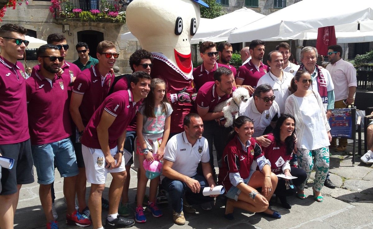 Jugadores y consejeros del Pontevedra con Roelio, mascota del club, en la Plaza de A Estrela