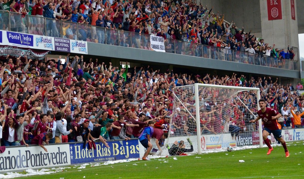 Jorge celebra el gol del Pontevedra ante el Mensajero en Pasarón