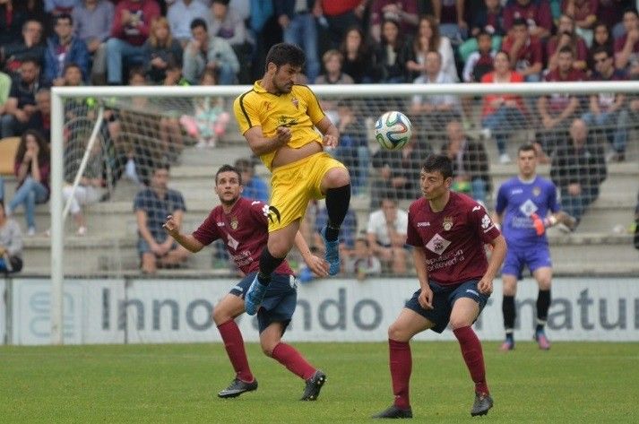 Natanael ante Kevin Presa en el partido entre Pontevedra y Mensajero en Pasarón