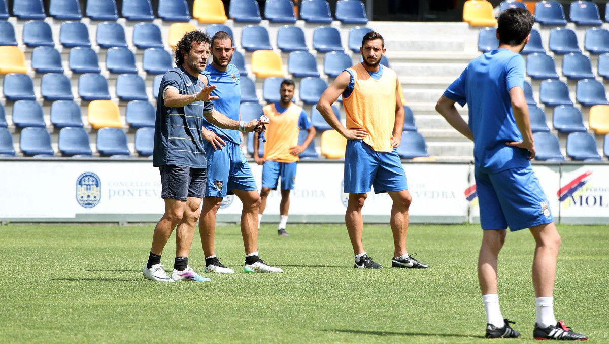 Luisito corrige aspectos tácticos en el entrenamiento del Pontevedra en Pasarón