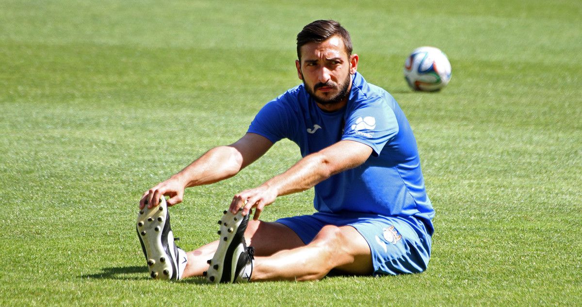 Pablo Carnero realiza estiramientos durante el entrenamiento del Pontevedra en Pasarón