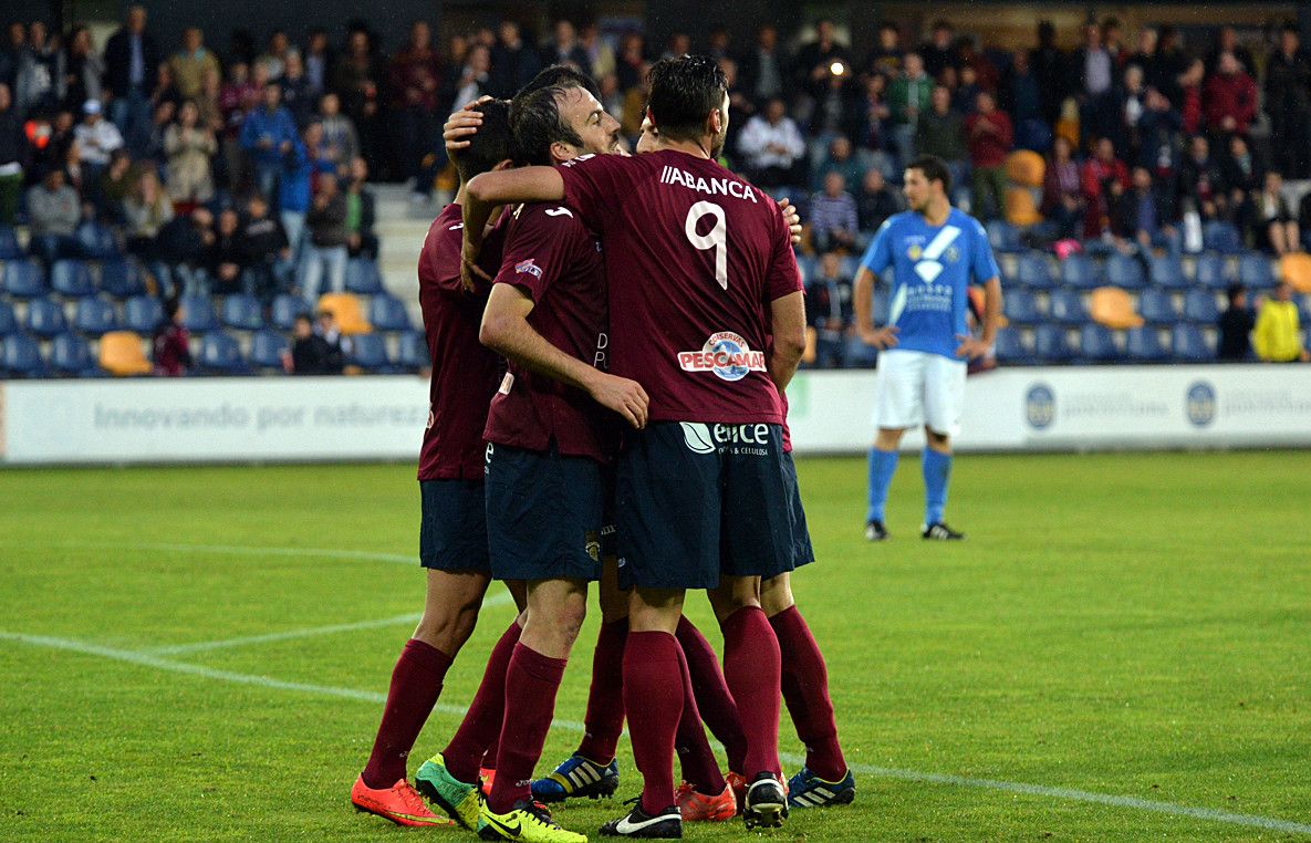 Celebración del primer gol del Pontevedra ante el Manzanares