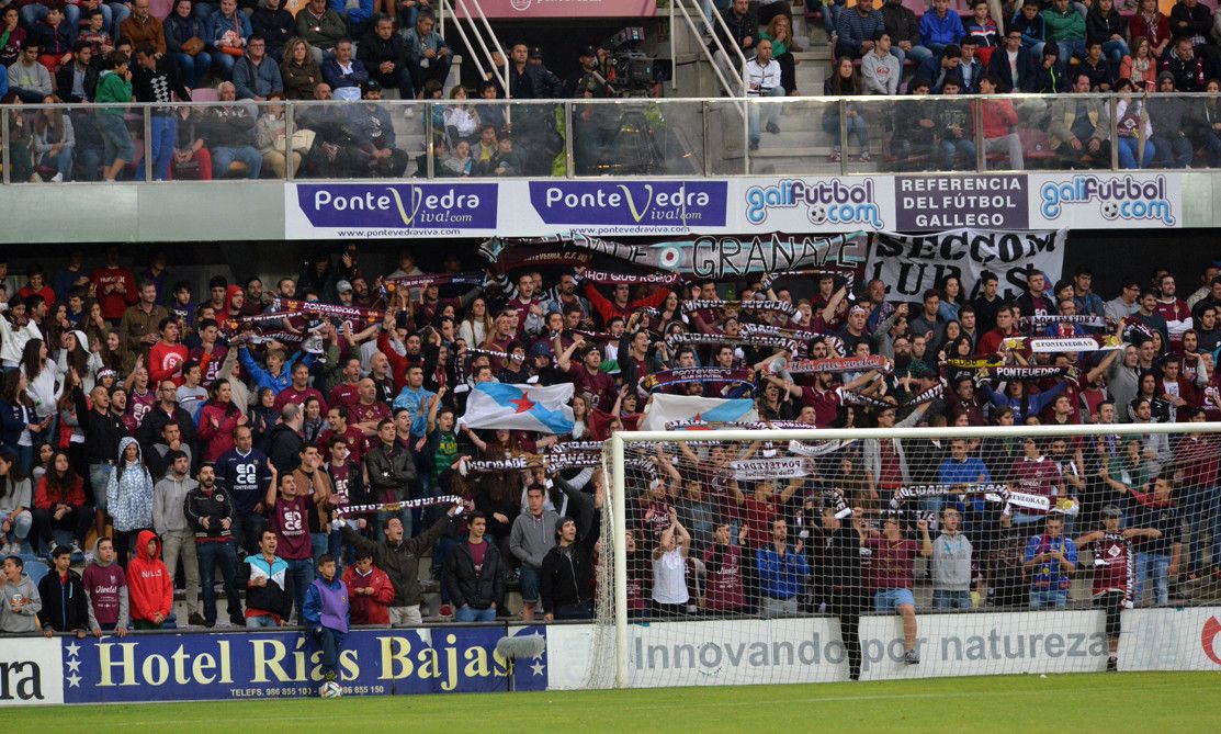 Afición del Pontevedra durante el encuentro ante el Manzanares