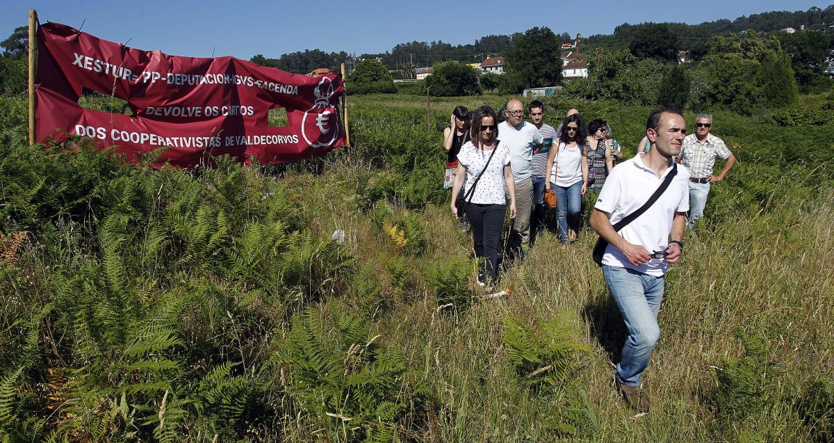 Cooperativistas en la parcela de Valdecorvos con el portavoz Pedro Mariño a la cabeza