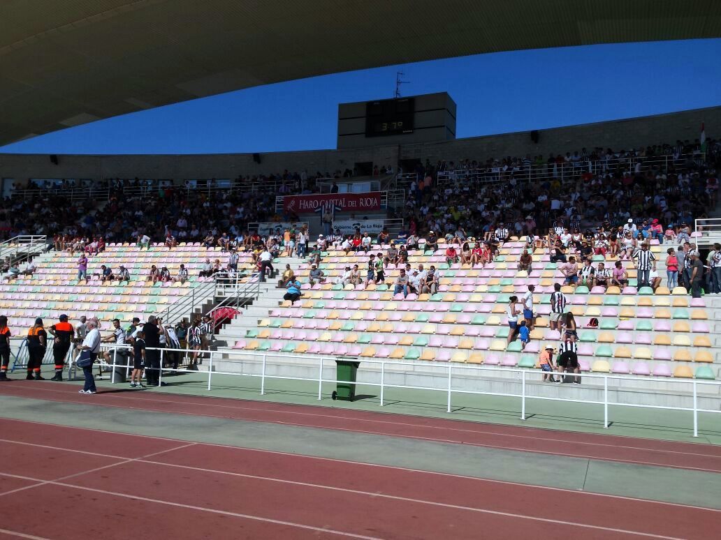 Grada del campo municipal El Mazo antes del partido contra el Haro Deportivo