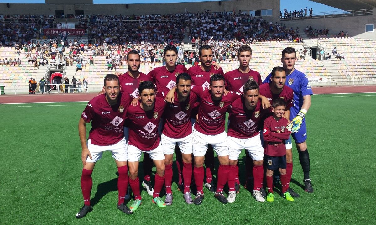 Equipo del Pontevedra que se enfrentó al Haro Deportivo en El Mazo