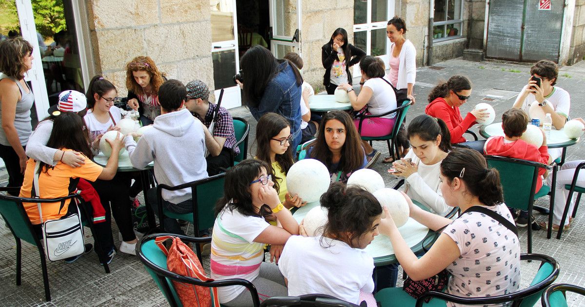 Taller de escultura para niños con discapacidad visual en el CRE de la ONCE