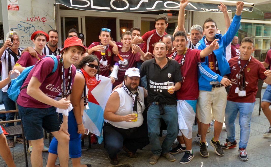 Los aficionados granates se reúnen antes del partido