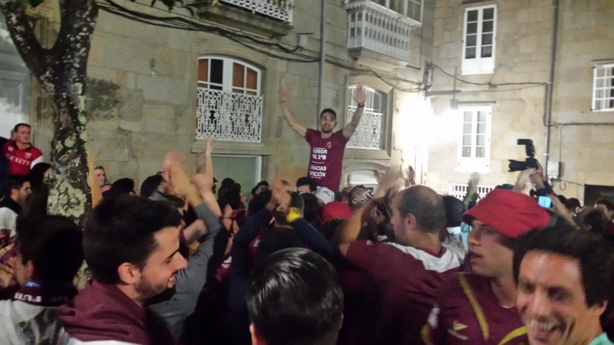 Jorge Rodríguez es izado a hombros por los aficionados en la Plaza del Teucro