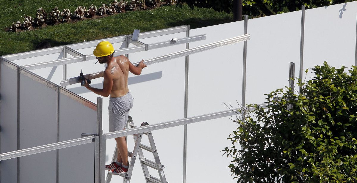 Un hombre trabajando al sol