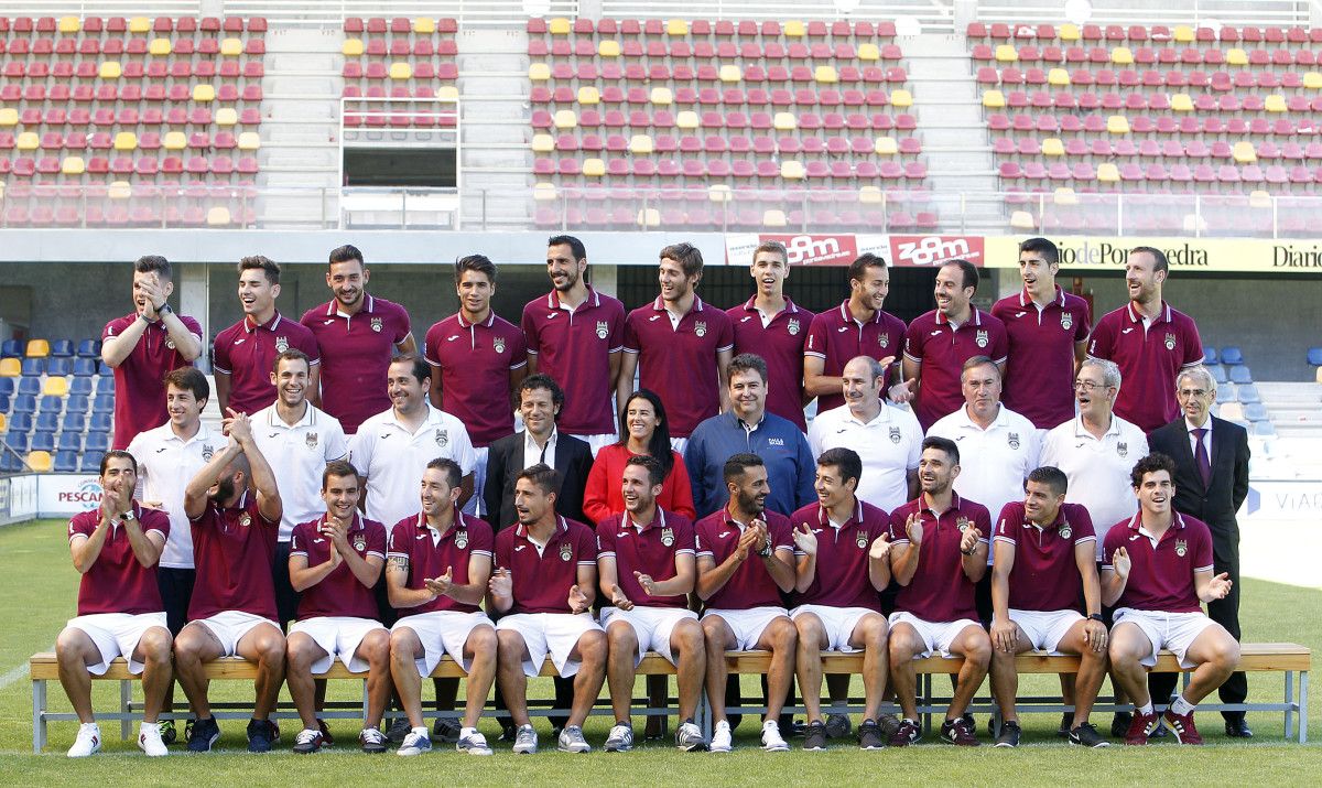 Foto oficial de final de temporada del Pontevedra CF tras el ascenso a Segunda B