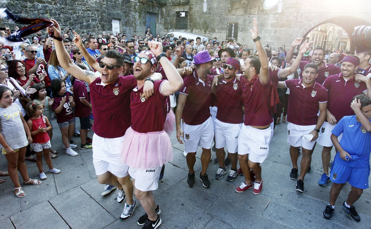 Homenaje del Concello al Pontevedra por el ascenso a Segunda B