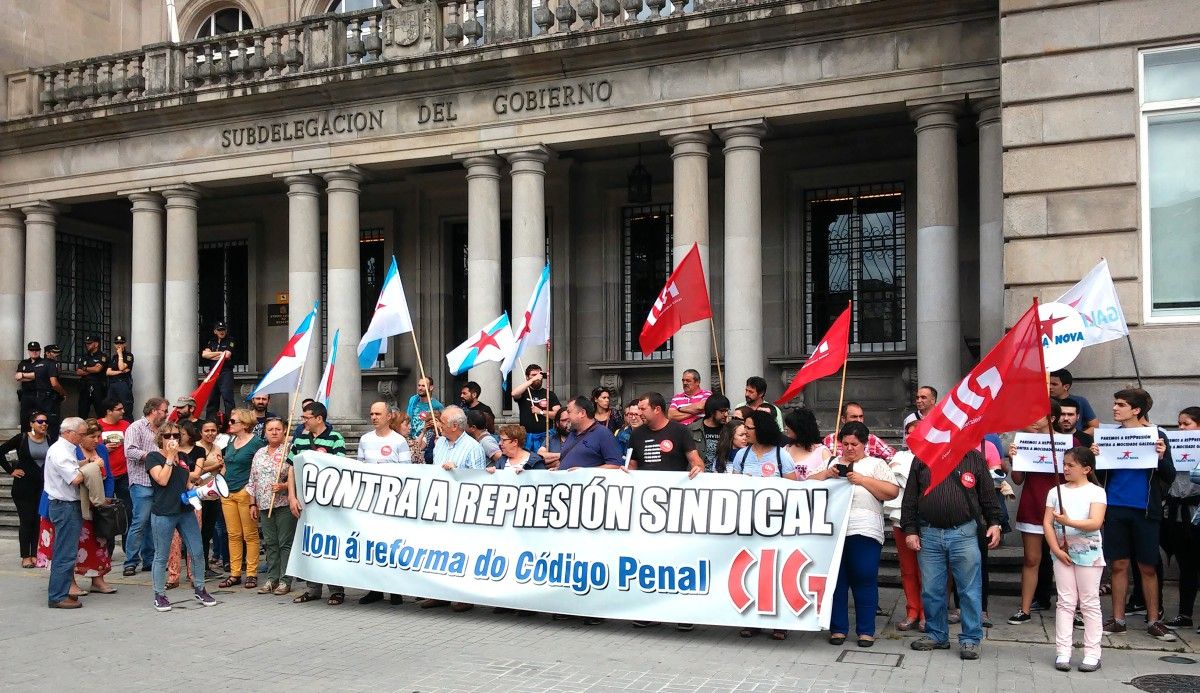 Protesta de representantes sindicales de la CIG contra la Ley Mordaza