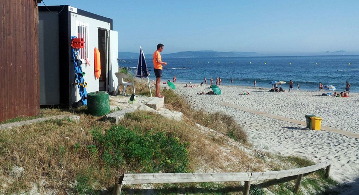 Socorristas en la playa de Pragueira