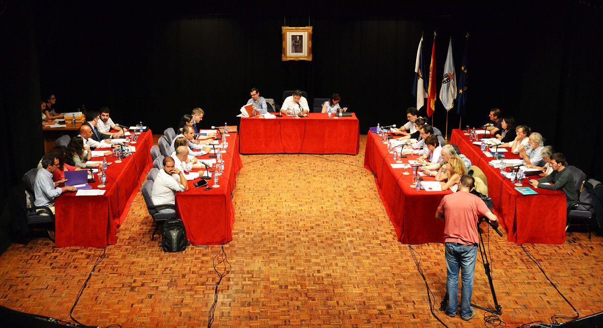 Pleno de la corporación municipal en el Teatro Principal