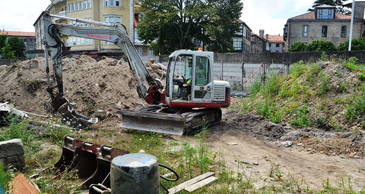 Obras en el solar del Tanatorio en la calle Arzobispo Malvar