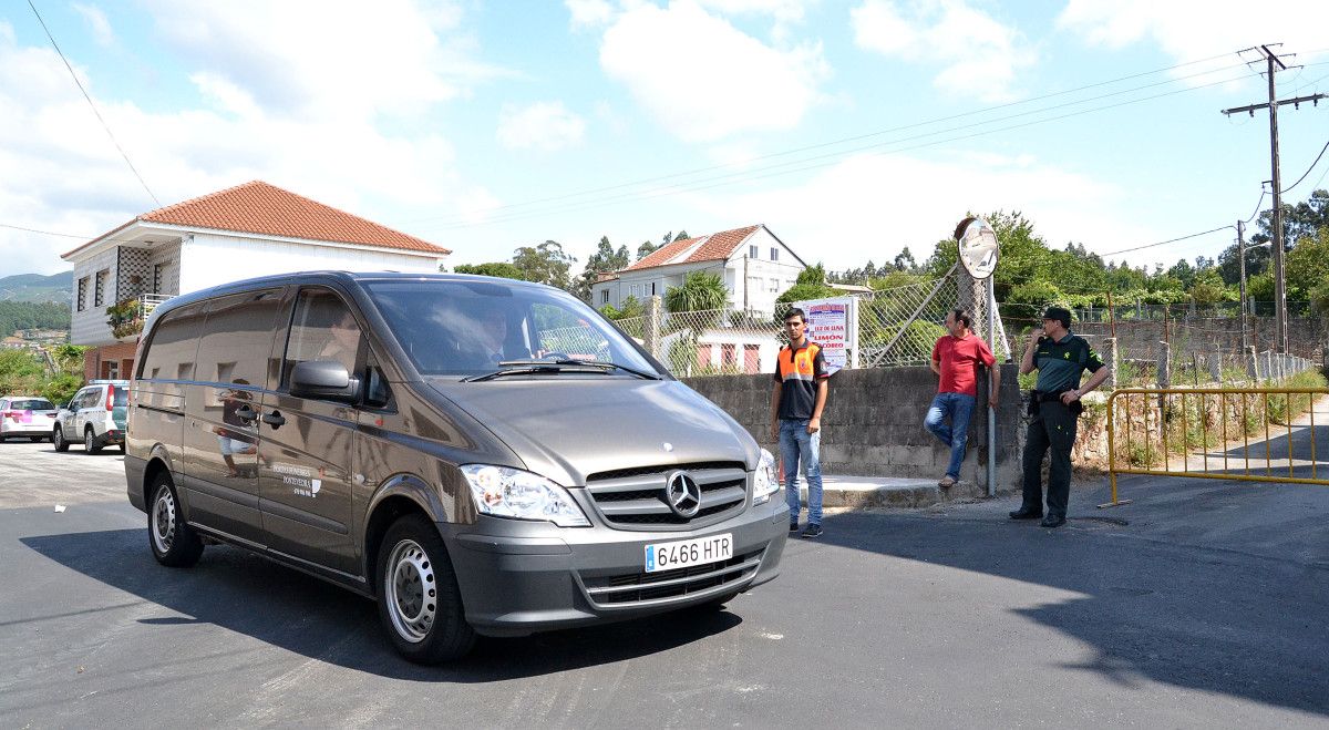 Coche de la funertaria que traslada los restos de las víctimas del doble crimen de O Casal