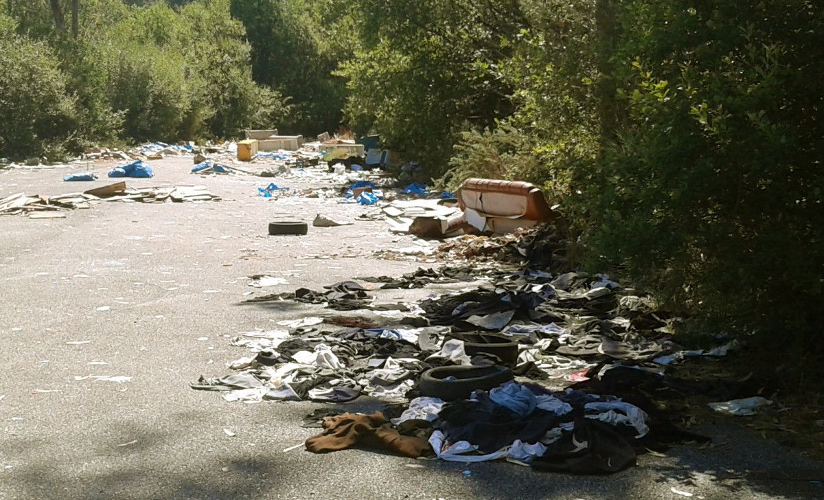 Vertido de basura y escombros en Mourente