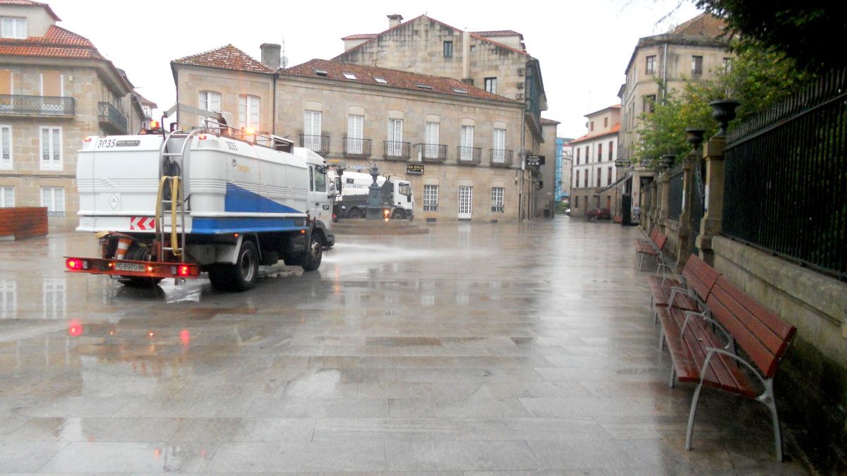 Camión del servicio de limpieza y recogida de basuras de Cespa