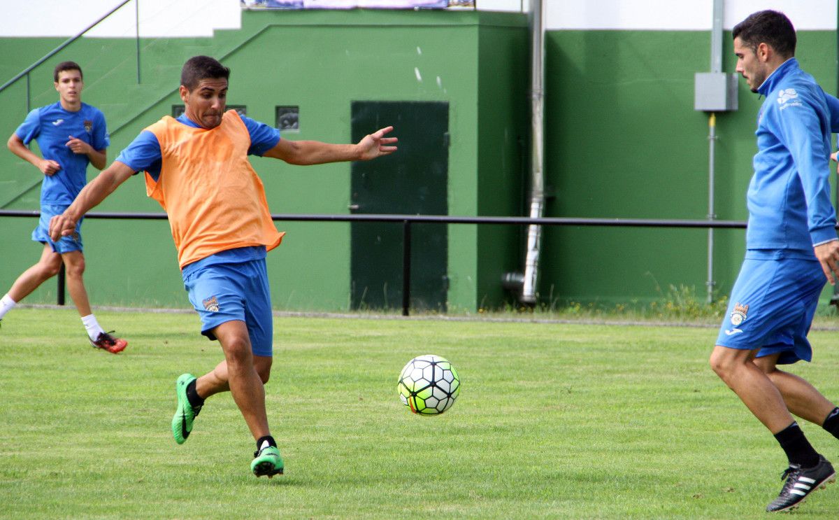 Borjas Martín durante un entrenamiento del Pontevedra en Poio