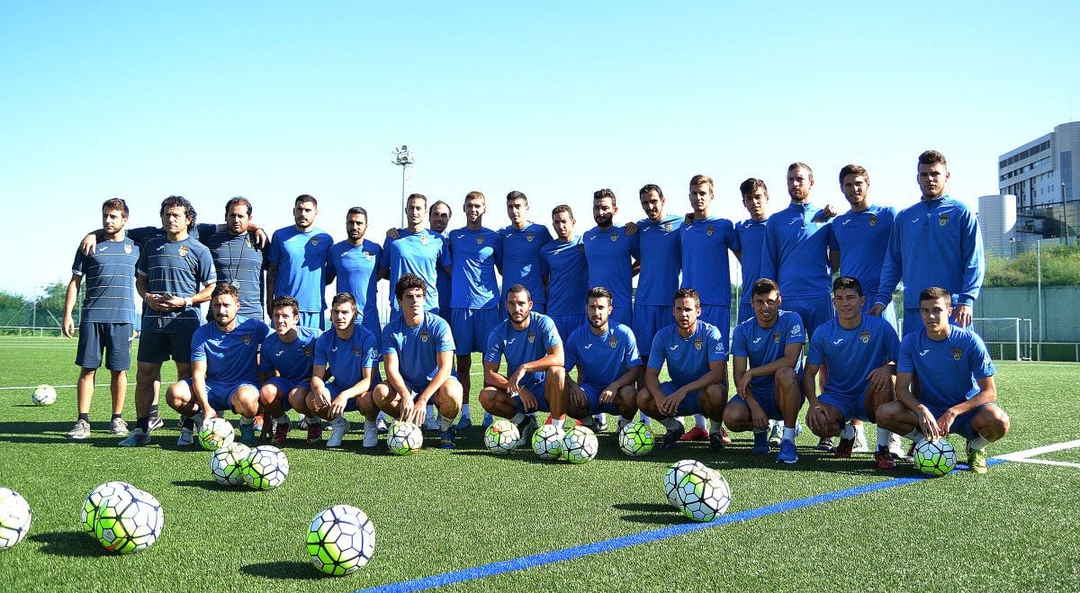 Jugadores y cuerpo técnico del Pontevedra en un entrenamiento en Príncipe Felipe