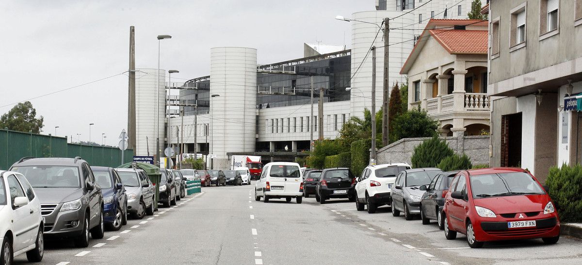 Coches aparcados nas inmediacións de Montecelo