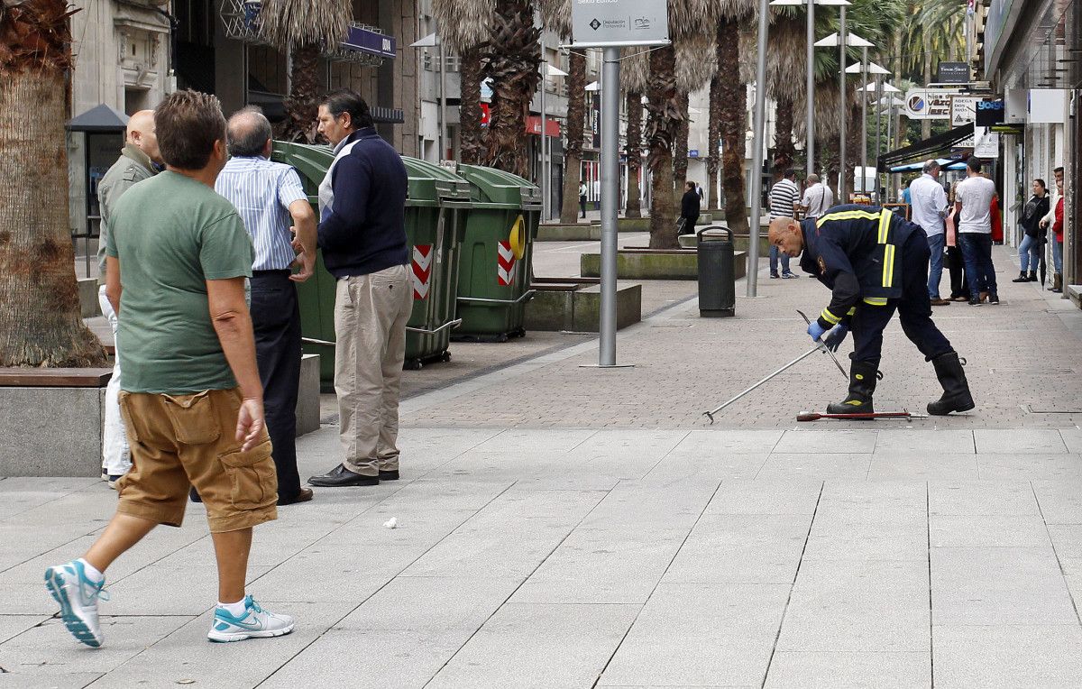 Los bomberos revisan los hidrantes del casco histórico