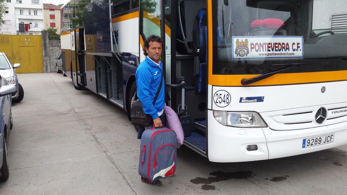 Luisito subiendo al autobús que les traslada a Cáceres