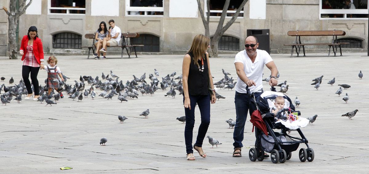 Pareja paseando a su bebé por A Ferrería