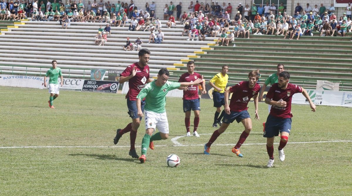 Un momento del partido Cacereño-Pontevedra en el Estadio Príncipe Felipe