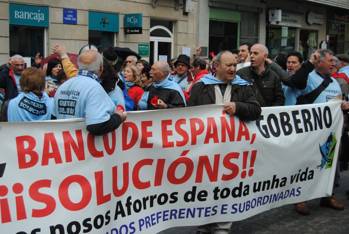 Afectados por las preferentes concentrados ante la sede provincial del PP