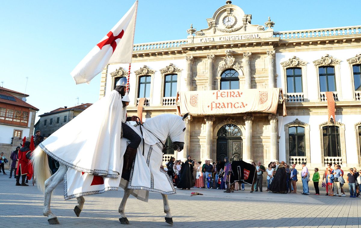 Pregoneros a caballo anuncian la llegada de la Feira Franca