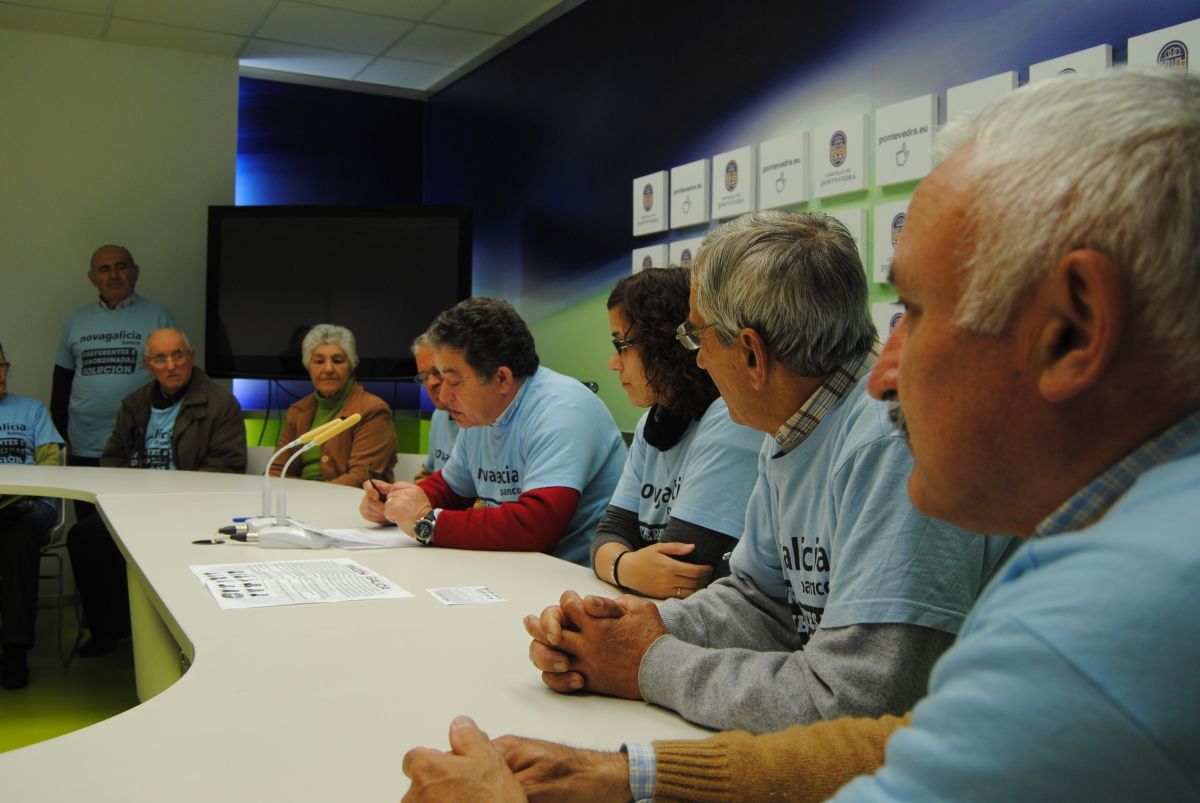 Miguel Fernández Lores con los afectados por preferentes en el Concello de Pontevedra