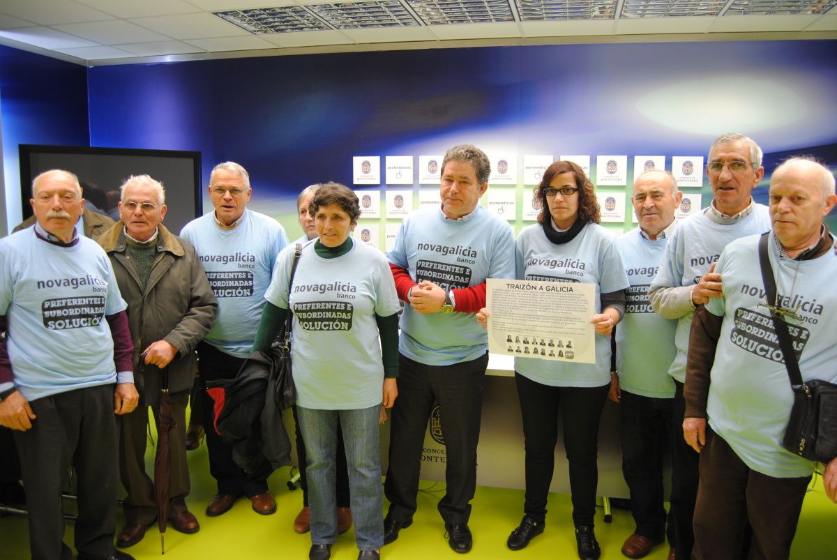 Miguel Fernández Lores con los afectados por preferentes en el Concello de Pontevedra