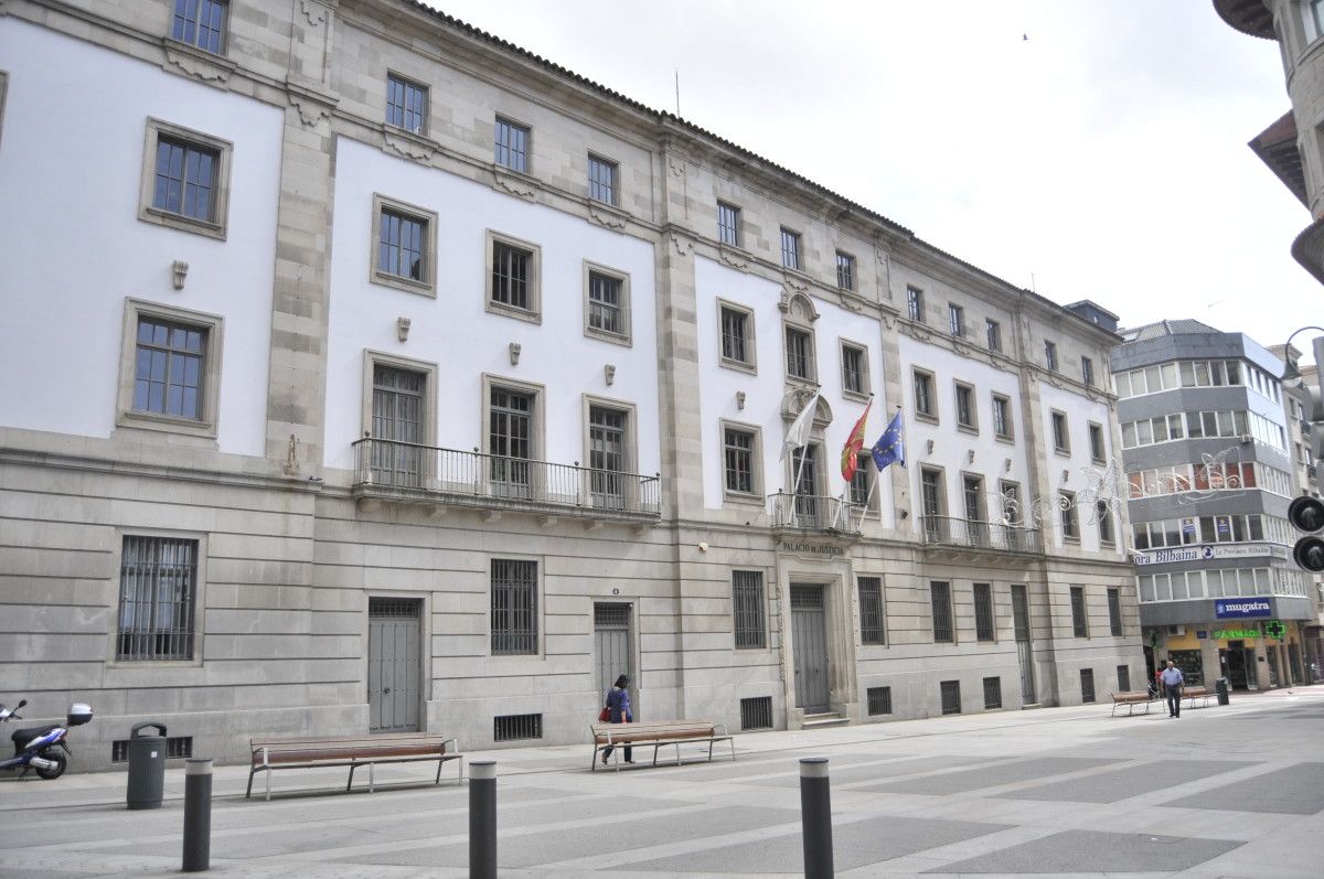 Edificio de la Audiencia Provincial de Pontevedra en la calle Rosalia de Castro