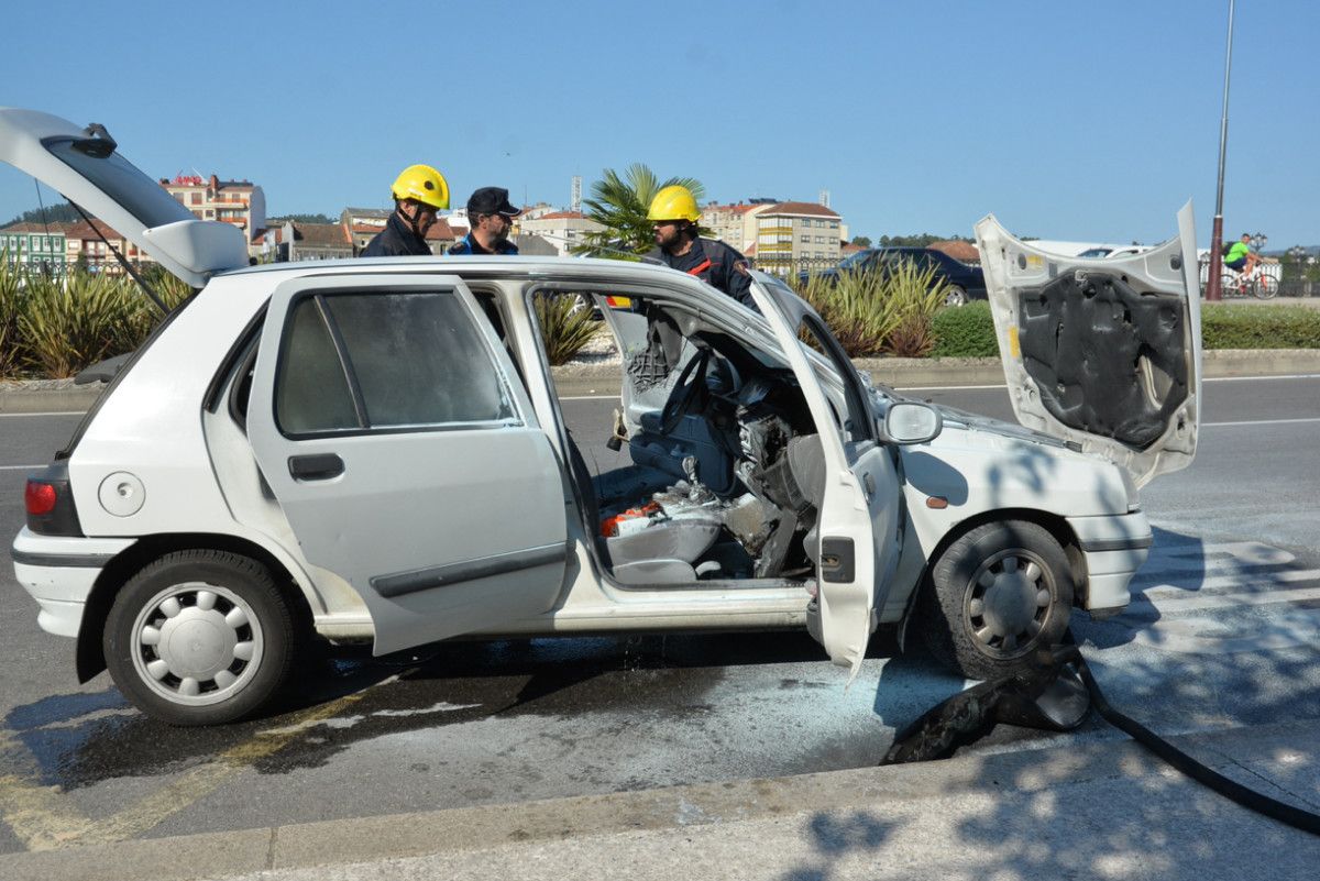 Coche incendiado en las proximidades del puente de O Burgo