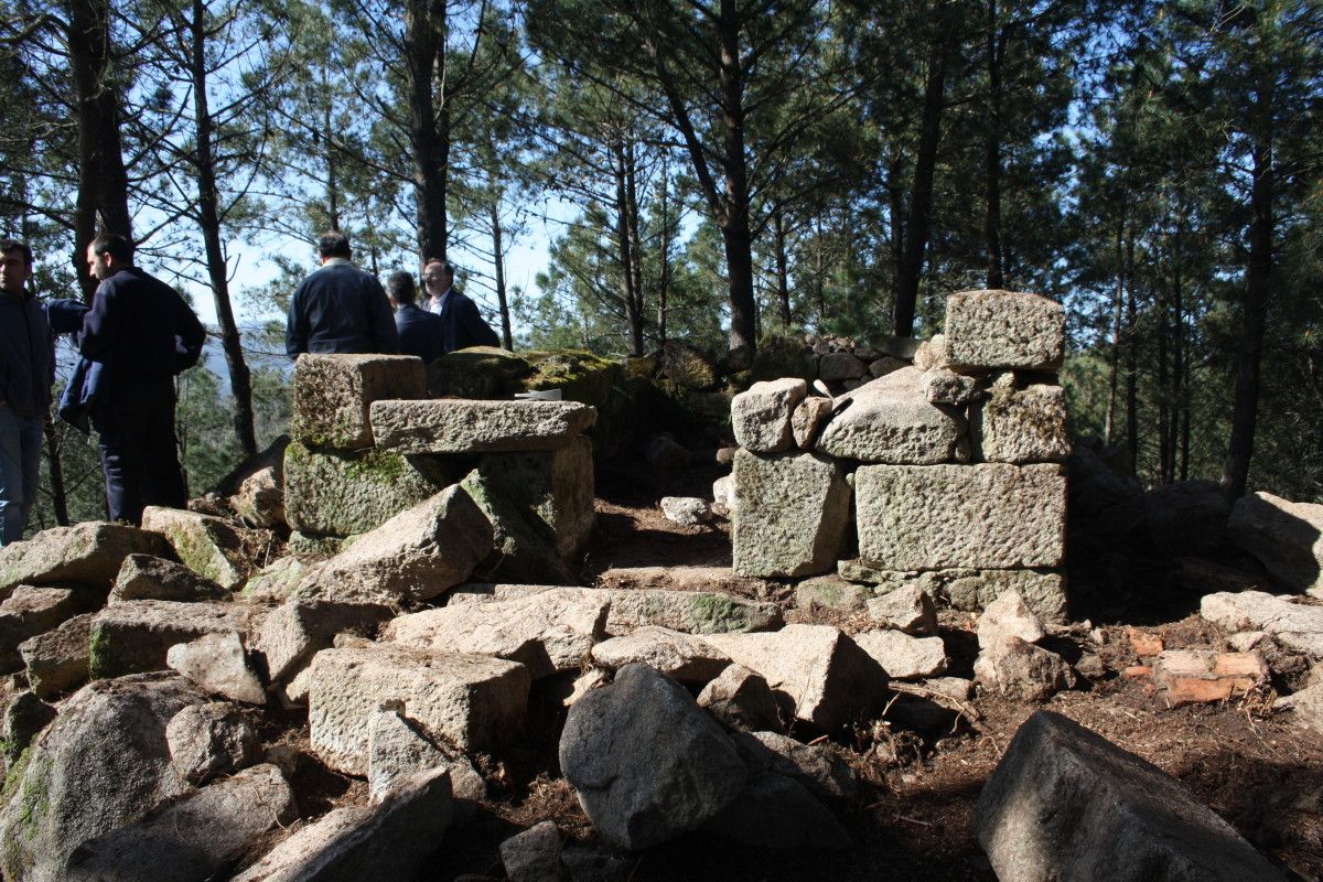 Hallazgos arqueológico en lo alto del monte de A Tomba