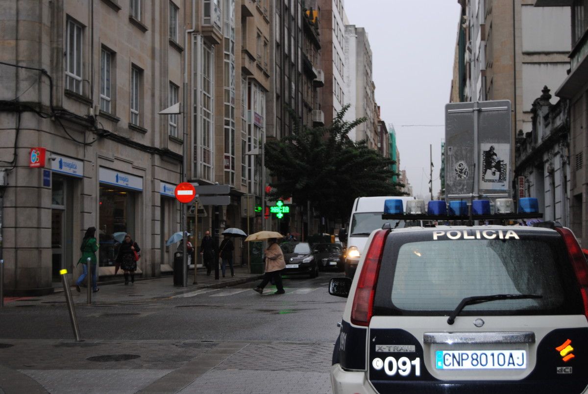 Un furgón de la Policía Nacional en la calle Benito Corbal de Pontevedra