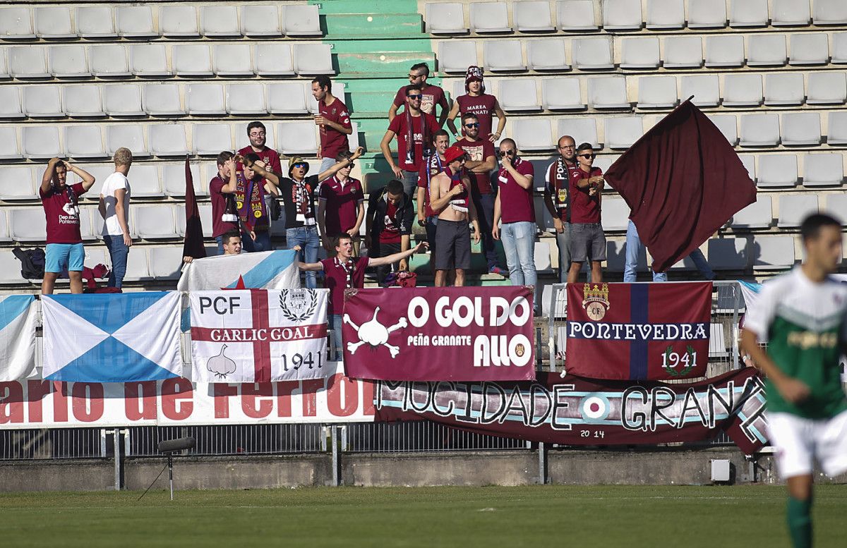 Aficionados granates en el partido entre el Racing de Ferrol y el Pontevedra CF