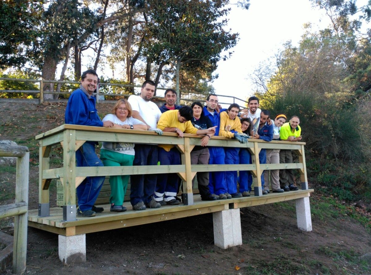 Trabajadores de Juan XXIII construyen miradores en Marín