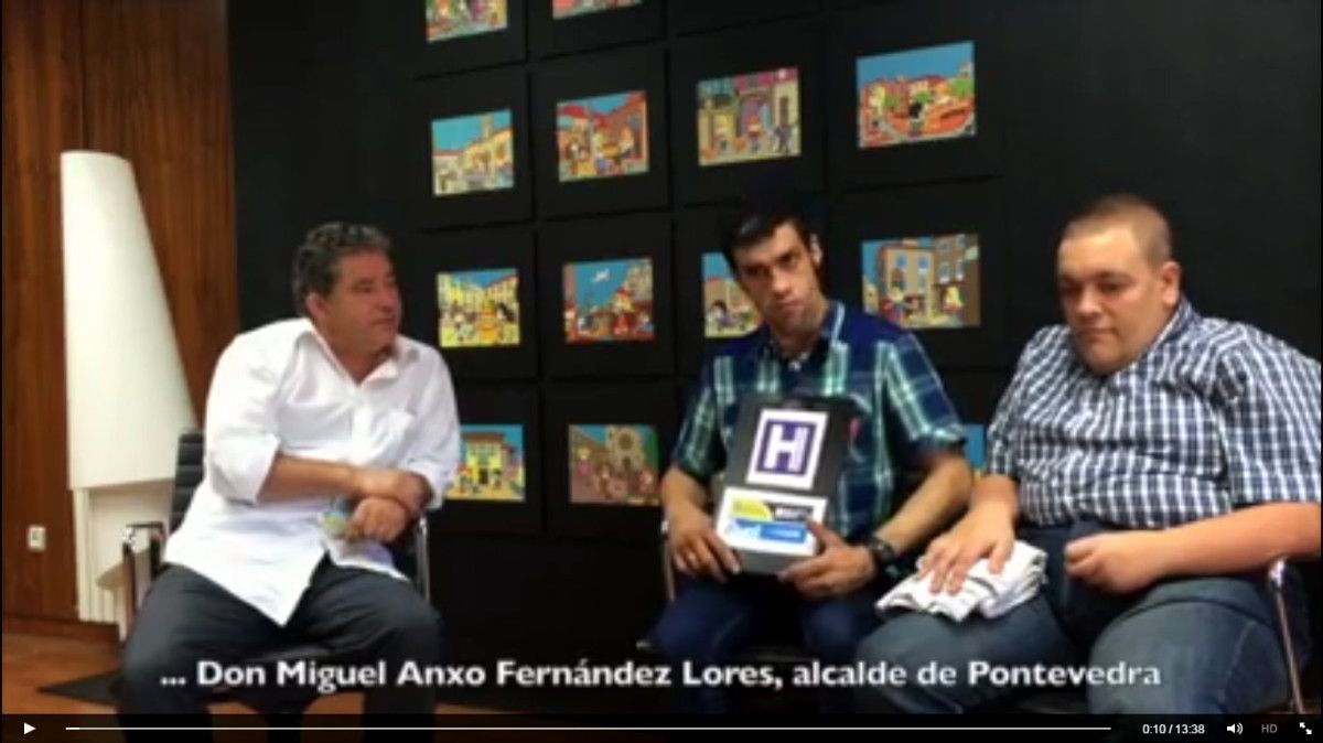 Captura de pantalla da entrevista dos participantes de Hefesto ao alcalde de Pontevedra