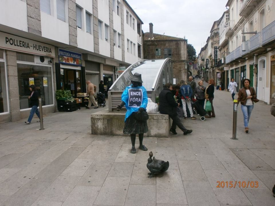 Campaña de la APDR en las estatuas reclamando la marcha de Ence