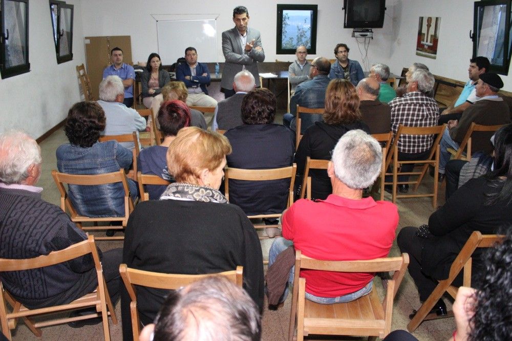 El alcalde de Ponte Caldelas, Andrés Díaz, reunido con los vecinos de A Reigosa