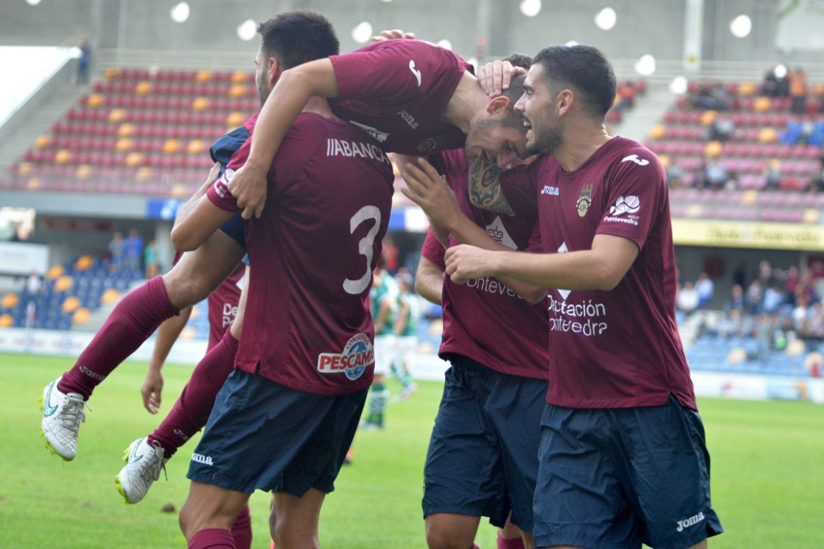 Los jugadores del Pontevedra celebran uno de los goles conseguidos ante el Coruxo en Pasarón