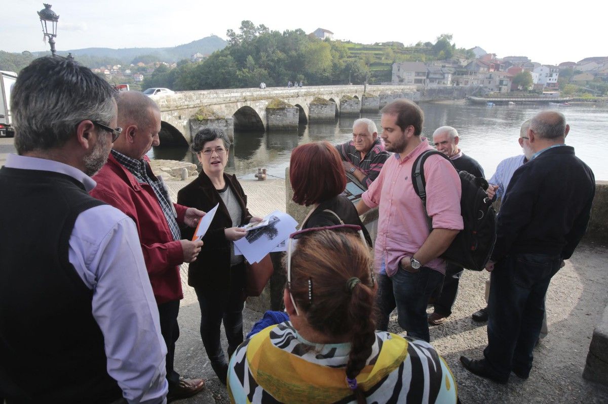 Dirigentes del PSdeG-PSOE delante del puente medieval de Ponte Sampaio