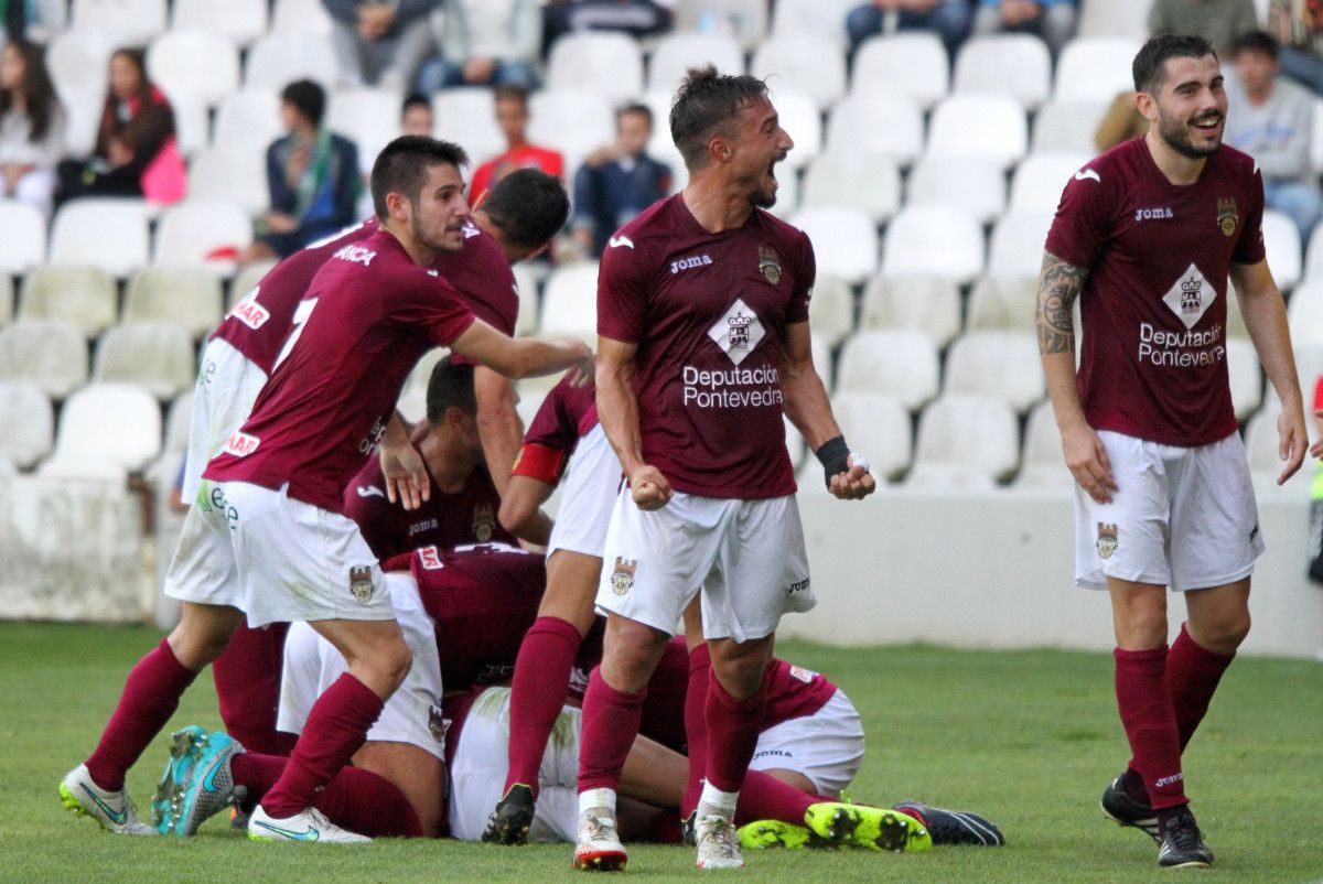 Los jugadores del Pontevedra celebran uno de los goles ante el Real Racing Club en El Sardinero