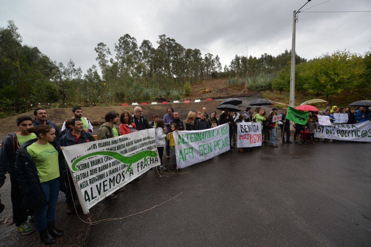 Concentración de 'Salvemos a Fracha' en el lugar donde empezaron las obras de la A-57