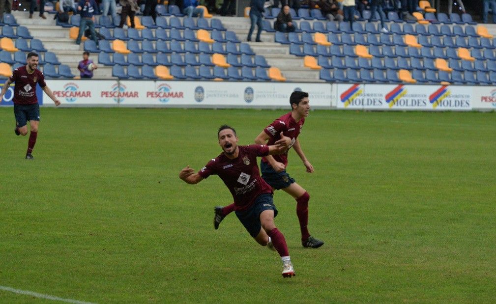 Mouriño celebra el gol de la victoria sobre el Atlético Astorga en Pasarón